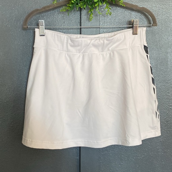 Reebok White Skort with Black Diamond Pattern - Picture 4 of 6